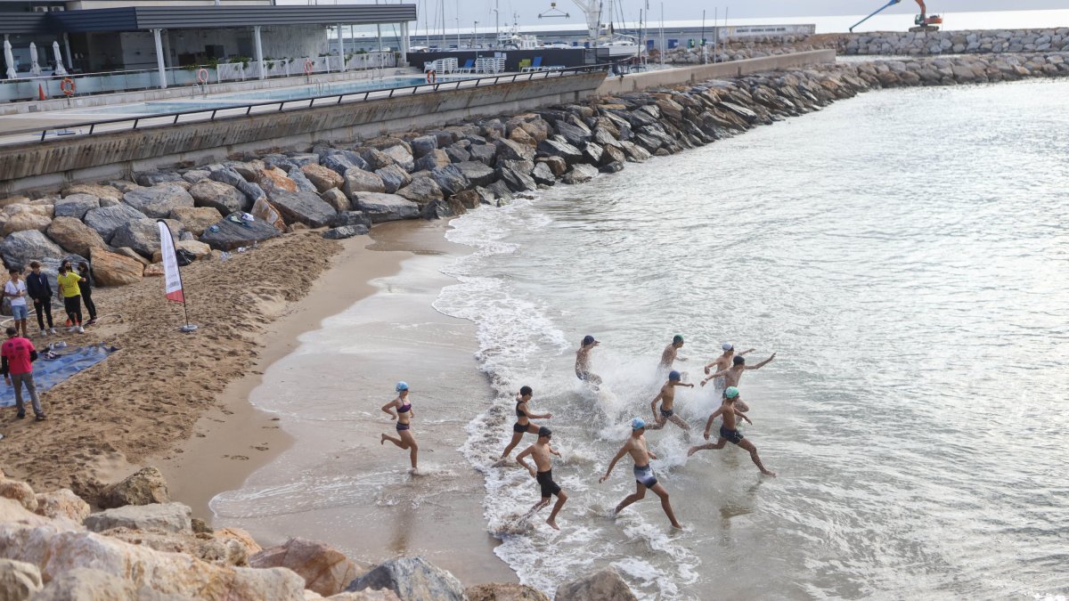 Un momento de salida de la prueba de natación frente al Club Nàutic.
