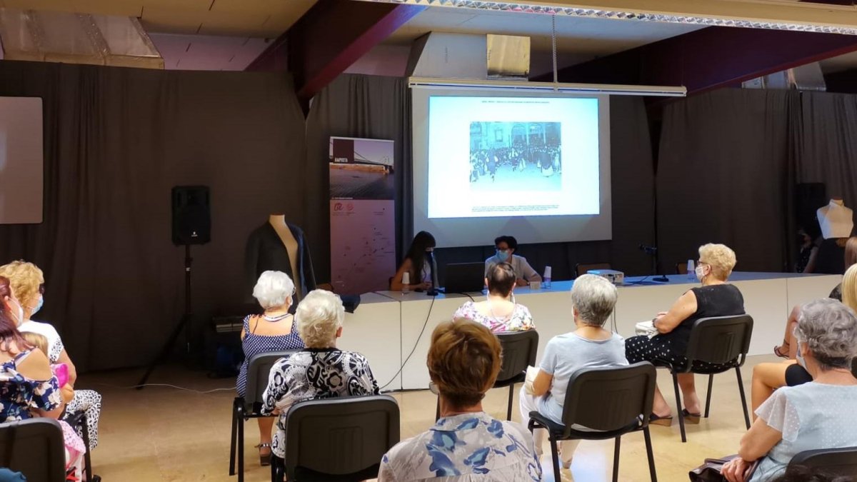 Conferència sobre els 50 anys dels vestits de paper.