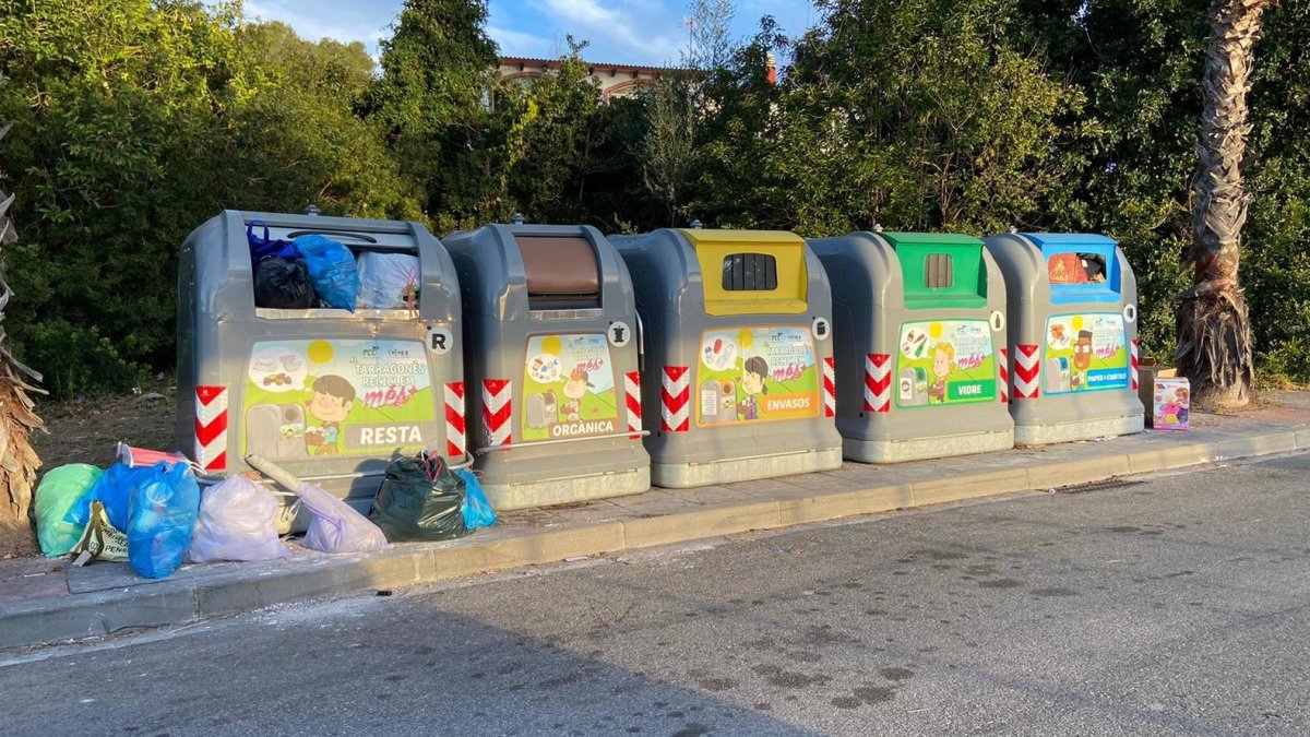 La basura rebosa en los contenedores de Parc Llevant en El Catllar