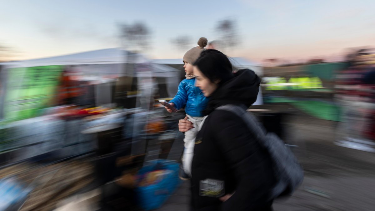 Continúa el flujo de refugiados en el pueblo de Medyka (Polonia), cerca de la frontera.