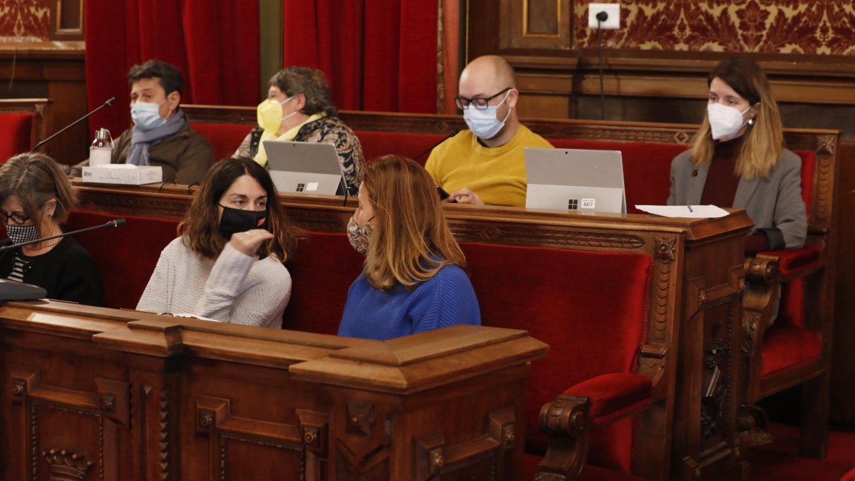 Concejales de ERC y CUP, el lunes, con el edil no adscrito del gobierno, Hermán Pinedo.