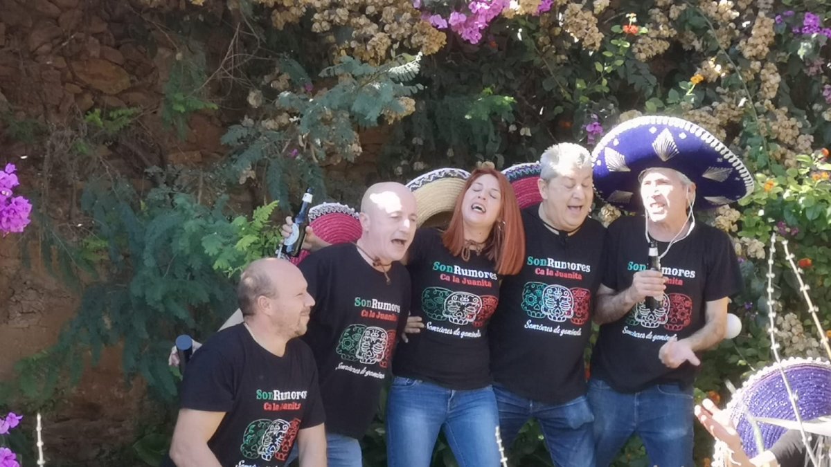 Miembros de Son Rumores en el tema dedicado a la Juanita de Bellvei.