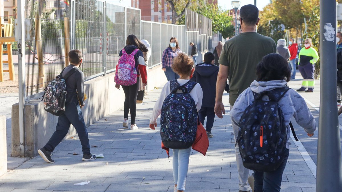 Familias a la salida de una escuela.