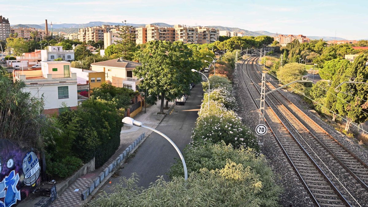 La calle de Lleó XIII, en Mas Abelló, justo al lado de la vía del tren. No hay pantallas acústicas y, por ahora, tampoco tiene previsiones.