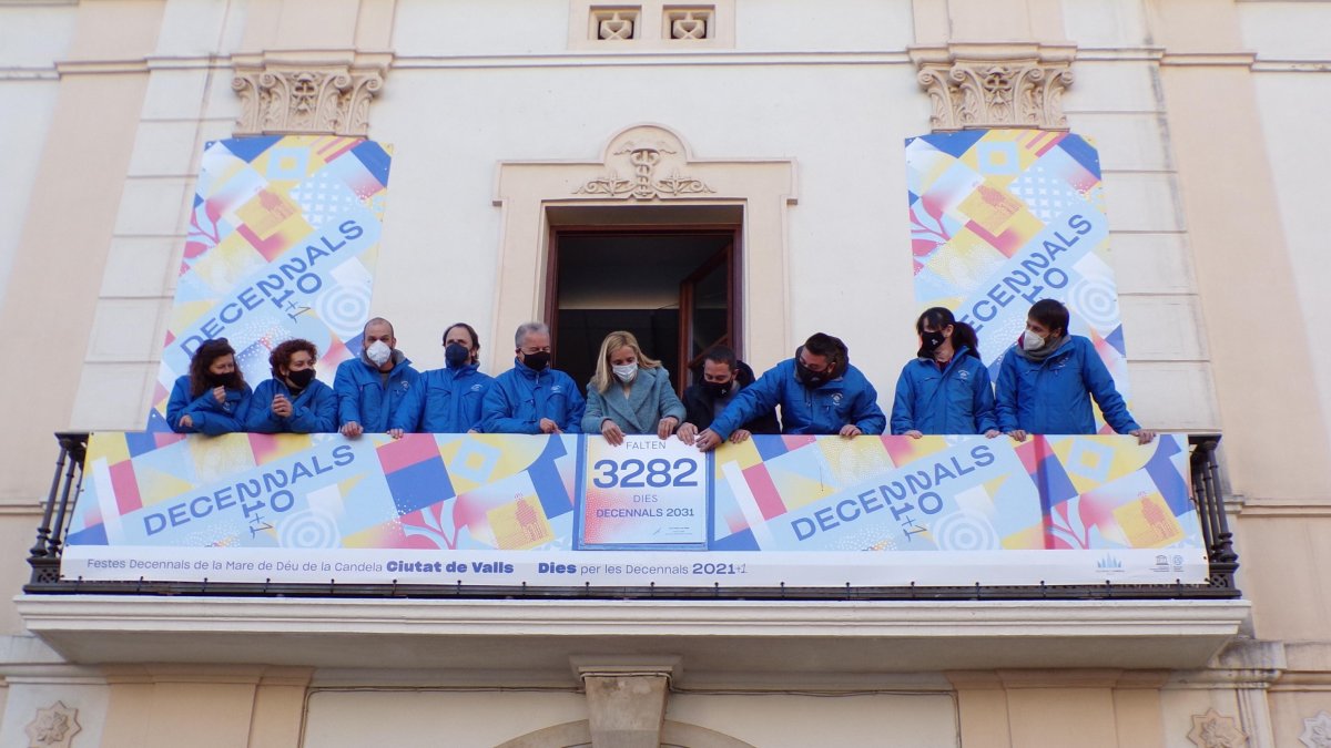 Dolors Farré i equips tècnics de producció actualitzant el comptador per a les Decennals 2031.