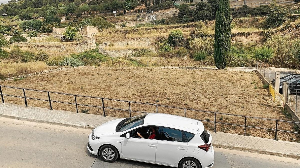 Aquest antic hort es transformarà en un nou aparcament que permetrà descongestionar el trànsit de cotxes que hi ha al centre del municipi.