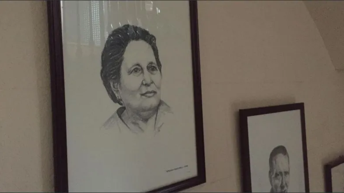 Teresina Martorell en la escalera de ilustres en el Ayuntamiento de El Vendrell.