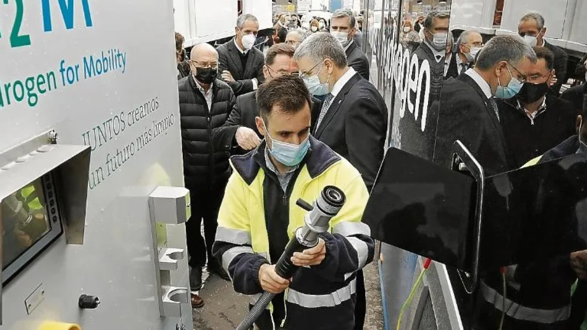Alcaldes y autoridades apoyan impulsar la sostenibilidad en el transporte público.