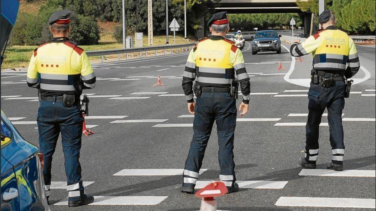 Sin carnet, drogado y bebido: un conductor huye de los Mossos en TGN