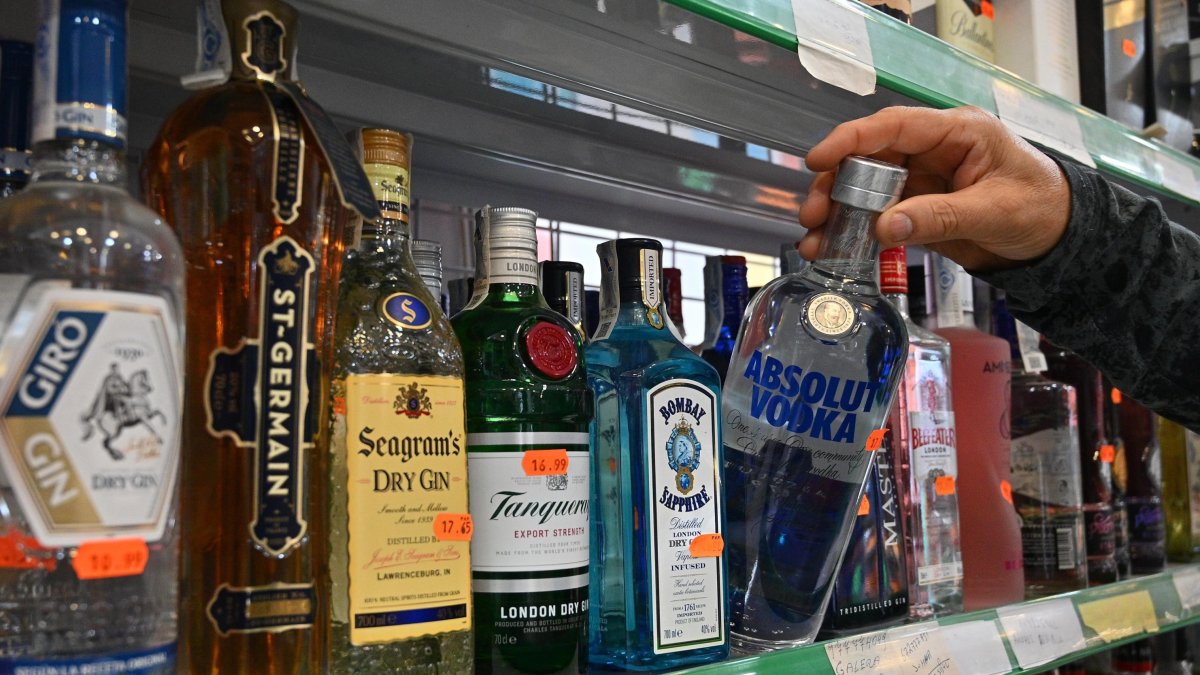 Estantería de una tienda con bebidas alcohólicas.