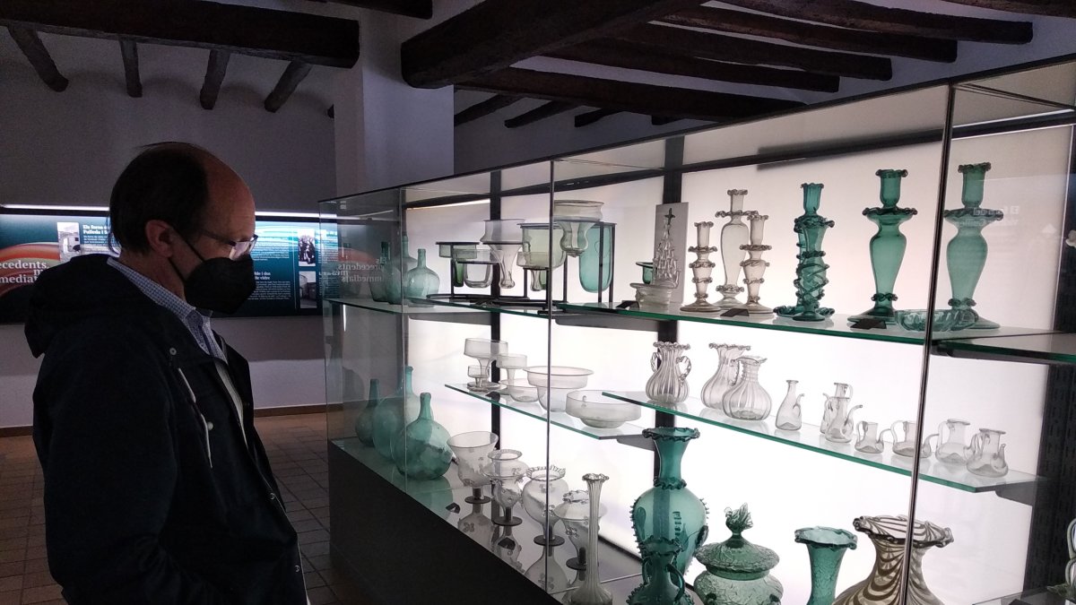 L’alcalde, Joan Canela, a la sala d’exposicions, que passarà a ser tutelada per l’Ajuntament de Vimbodí i Poblet. firma: A.Juanpere