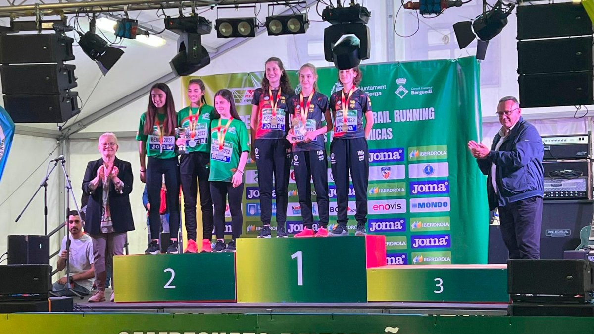 El equipo de Catalunya en lo más alto del podio en Berga, donde se disputó el Campeonato de España de Trail de Federaciones Autonómicas Sub20.