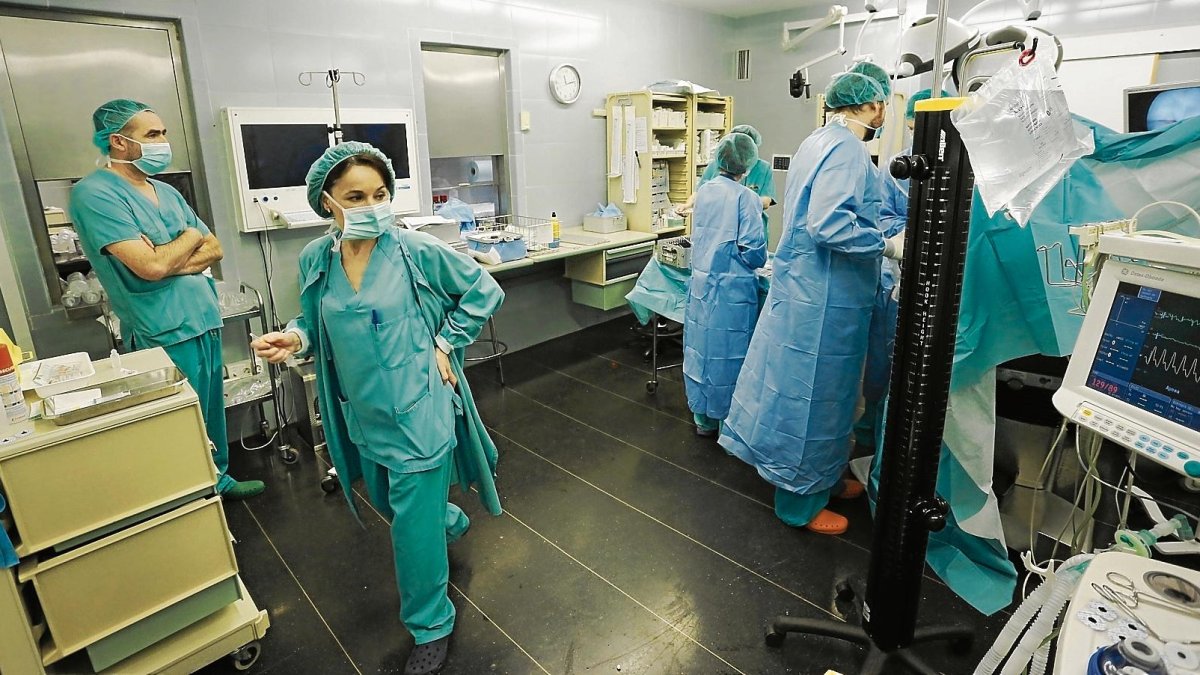 El déficit de enfermeras afecta a todos los servicios del centro hospitalario.