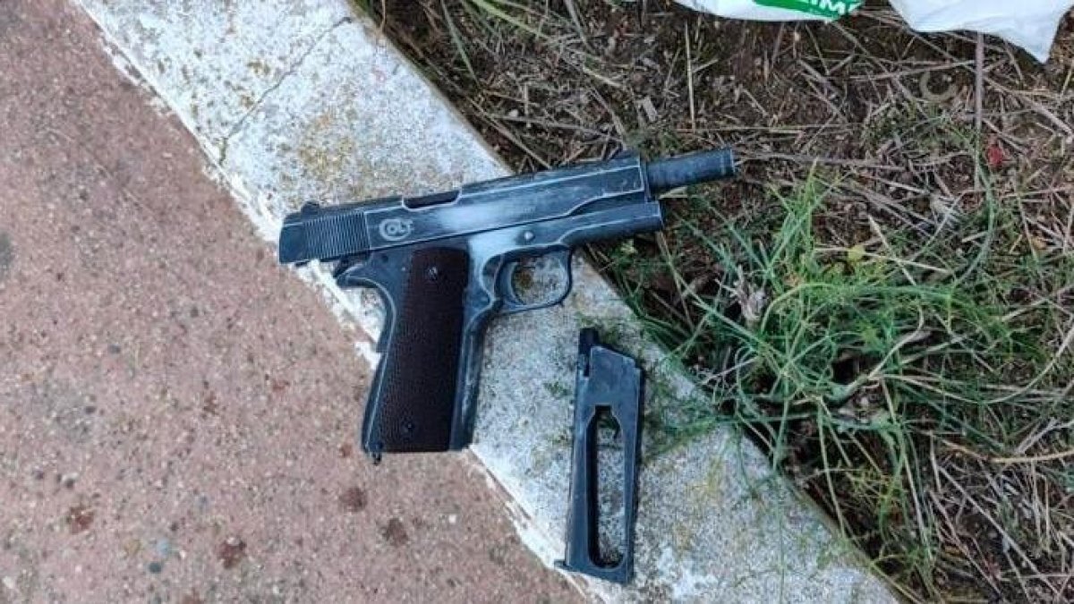 Esta arma de fuego es de aire comprimido. A primera vista parecía real. Fue encontrada en el aparcamiento del hotel.