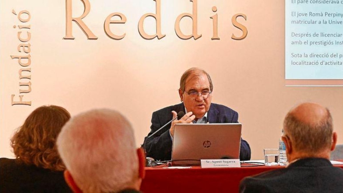 Agustí Segarra, catedràtic d’Economia Aplicada de la URV, a la conferència de dijous passat a la Fundació Privada Reddis.