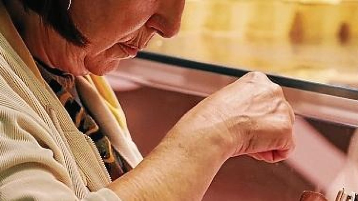 La brecha salarial se extiende por todas las edades.