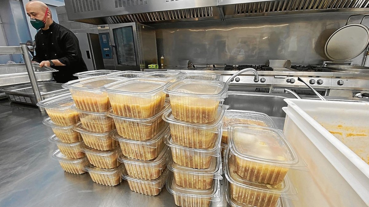 Otro de los capítulos de subvenciones aporta recursos a personas que atraviesan una situación económica precaria.