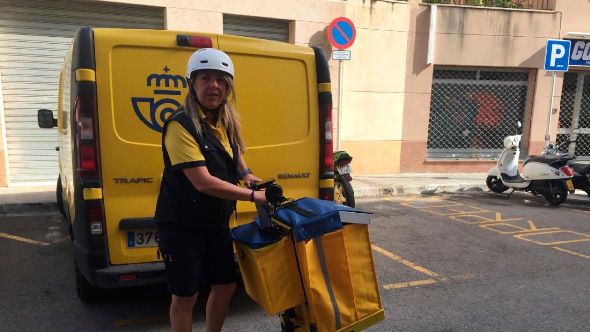 Cartas y paquetes en patinete en El Vendrell