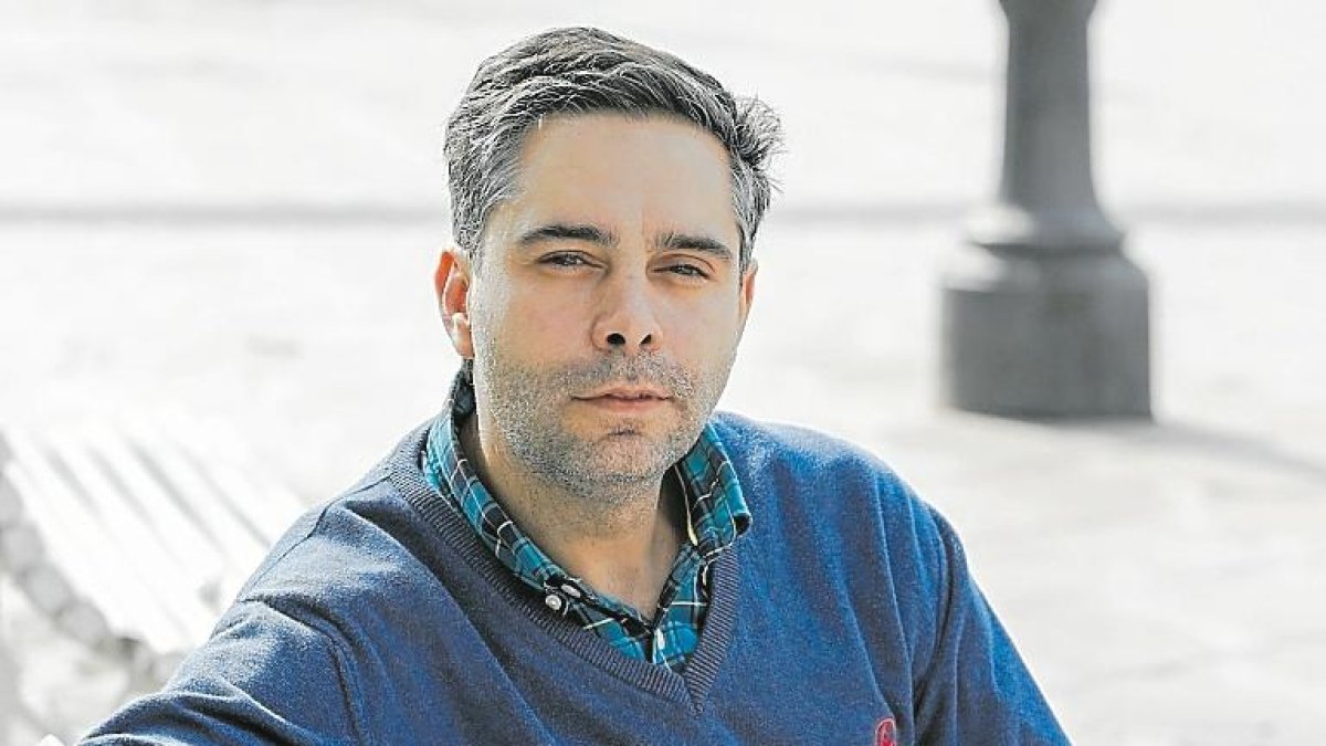 El profesor y escritor Pablo Ballester, en Tarragona con su novela ‘Waldau 44’.