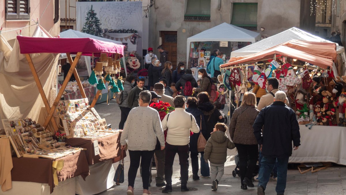 Durant la Fira de Nadal, comerciants i artesans venen i promocionen els seus productes.