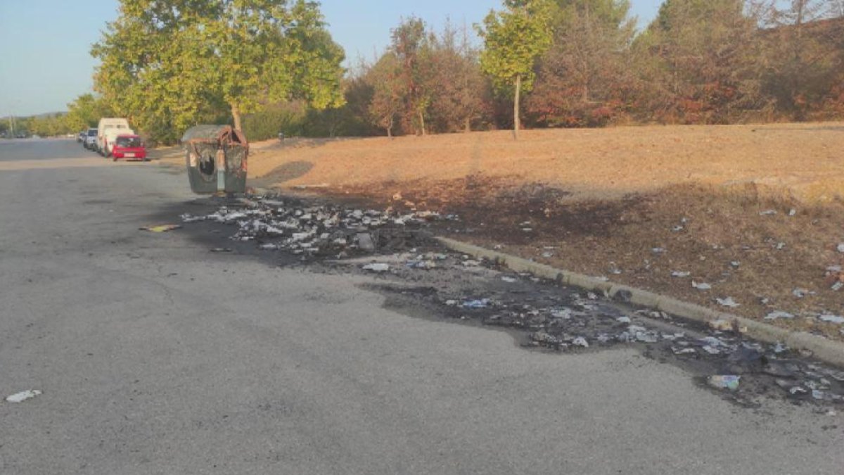 Los restos del fuego en los contenedores.