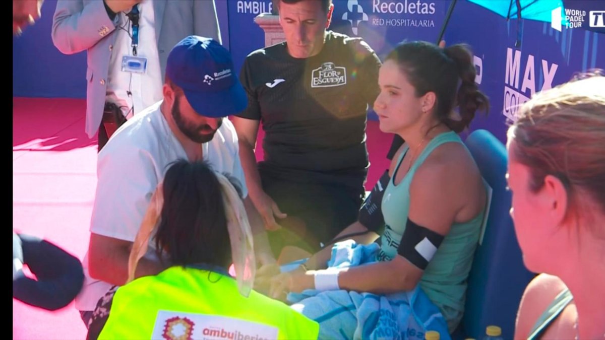 Ari observa cómo atienden a Paula tras sufrir ésta el golpe de calor.