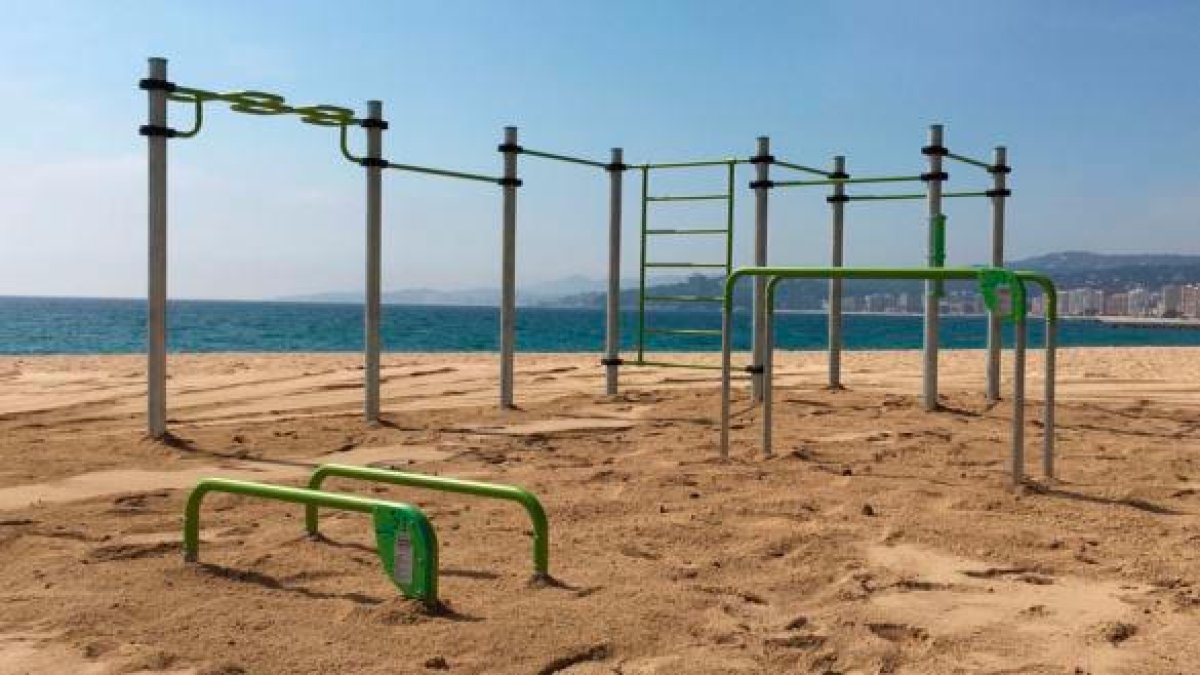 Aparatos de calistenia en la playa