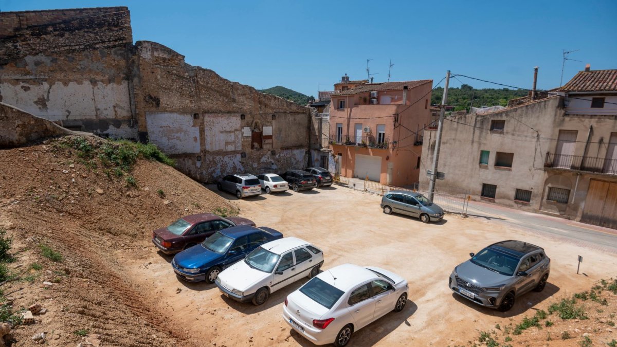 Solar del carrer Sant Josep, utilitzat temporalment com a pàrquing de vehicles.