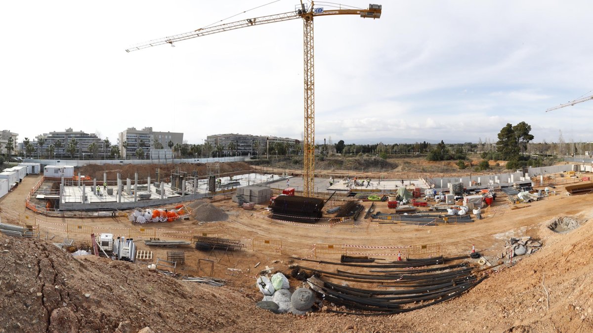 Dos grandes grúas trabajan en los terrenos de Neinor en Emprius.