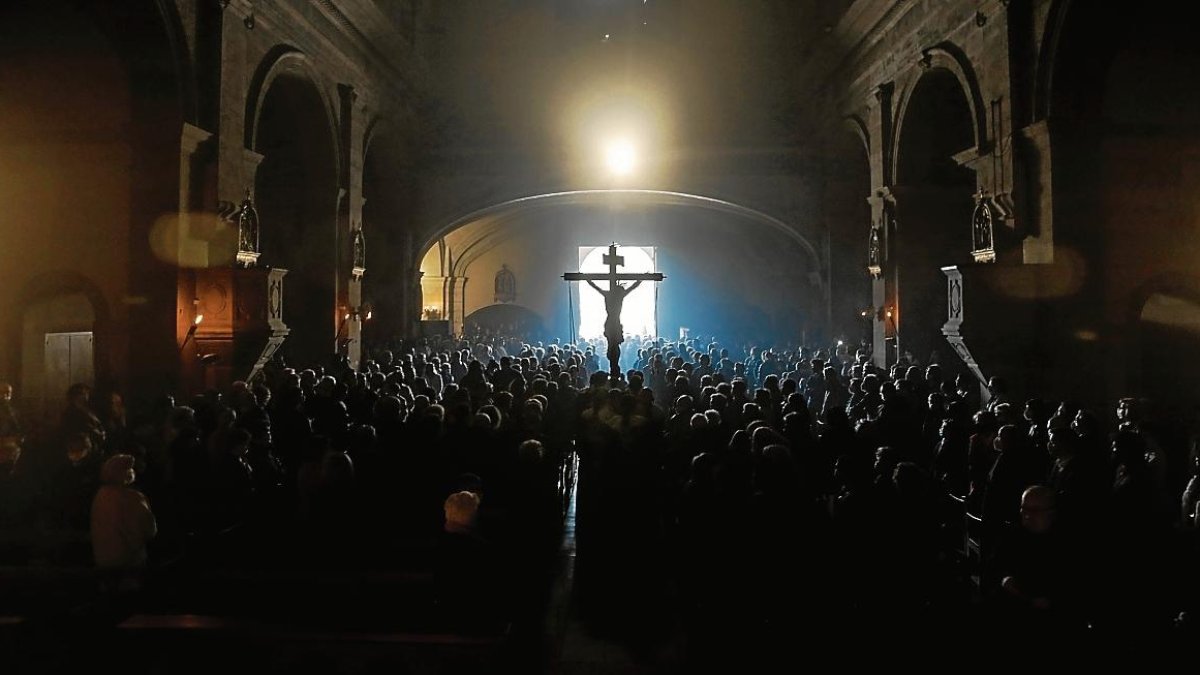 Un silenci corprenedor es va apoderar del temple enfosquit i ple.
