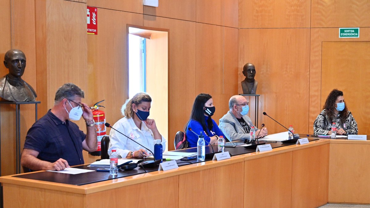 De izquierda a derecha: Lluís Abella, Marta Borràs, Patricia de Miguel, Joan M. Artigau y Yolanda Burgos, ayer en el pleno.