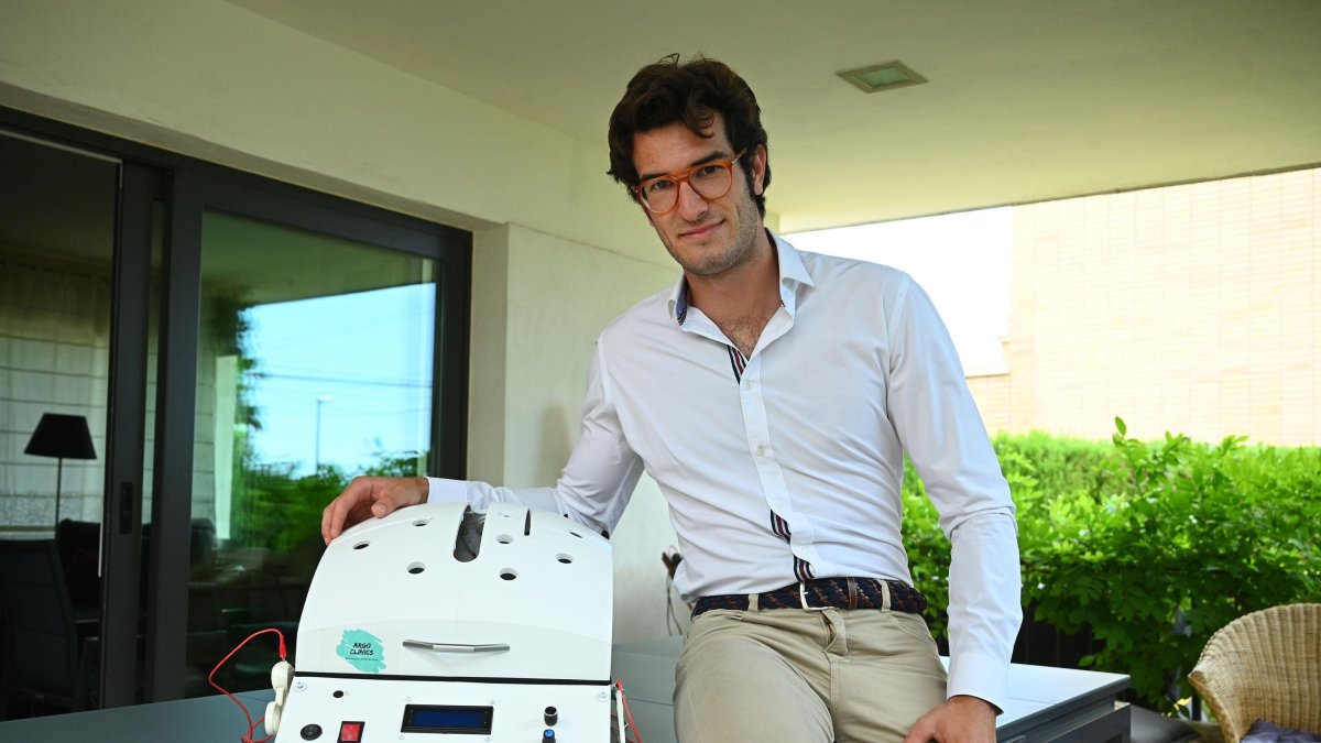 Gerard Aragonès, con el simulador de laparoscopia.