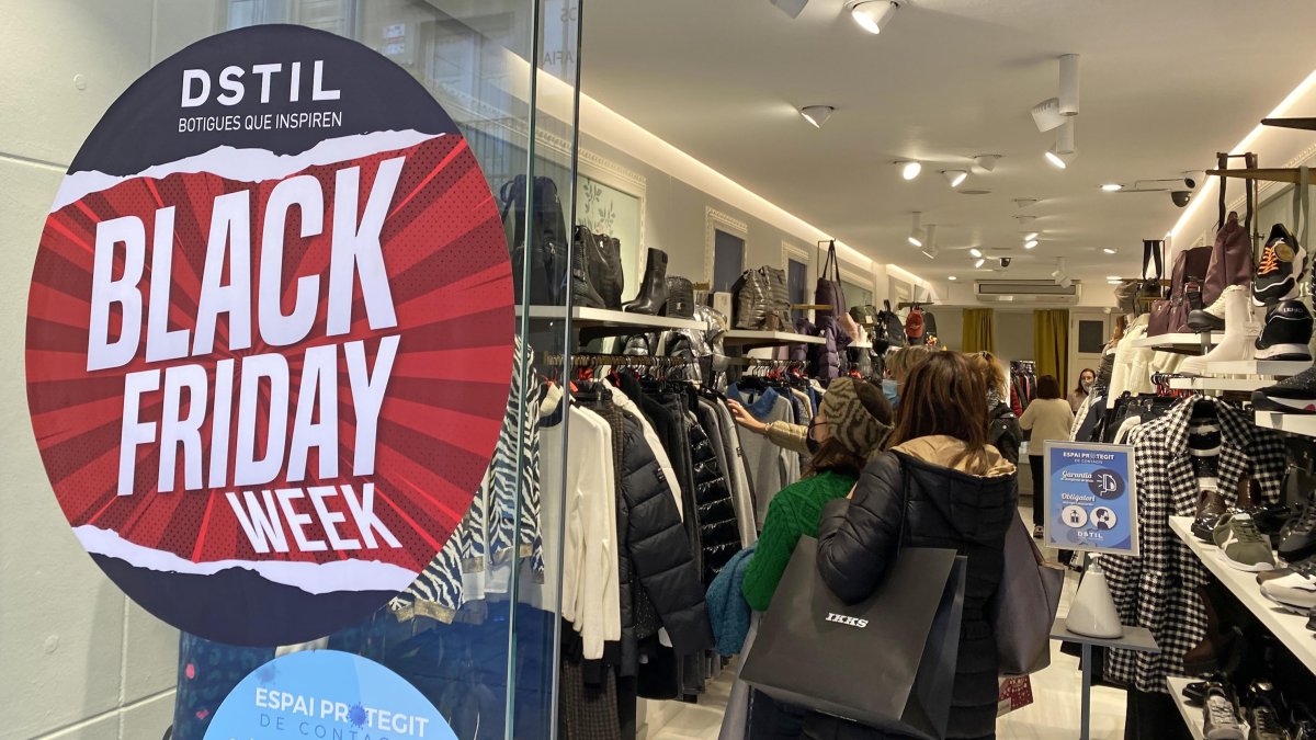 Imagen de archivo de una tienda con descuentos por el Black Friday