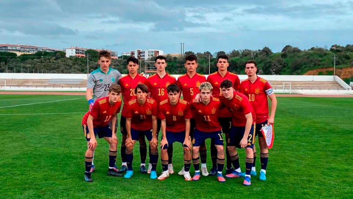 Pol Fortuny (21), el segundo por abajo a la izquierda, con la selección española sub -17.
