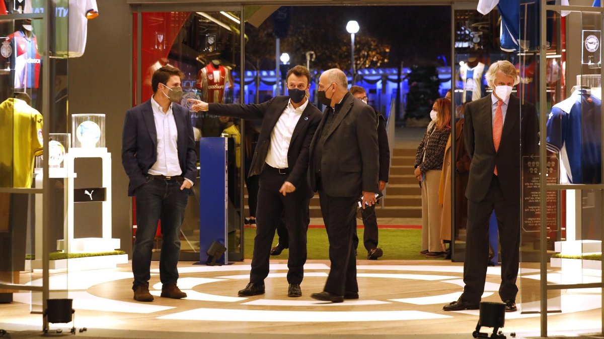 David Garcia (director general de PortAventura) dialoga con Javier Tebas (presidente de la Liga. A la derecha, Arturo Mas-Sardà (presidente de PortAventura).