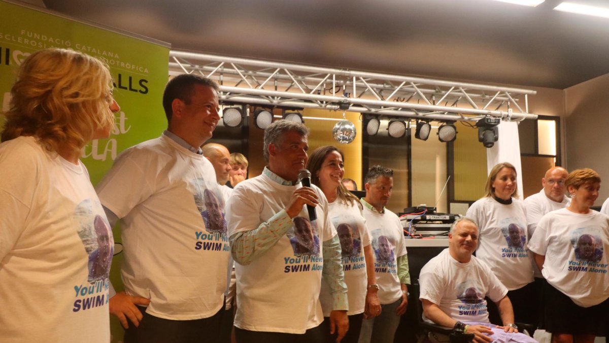 Varios momentos de la veldaa por la ELA de Cambrils.