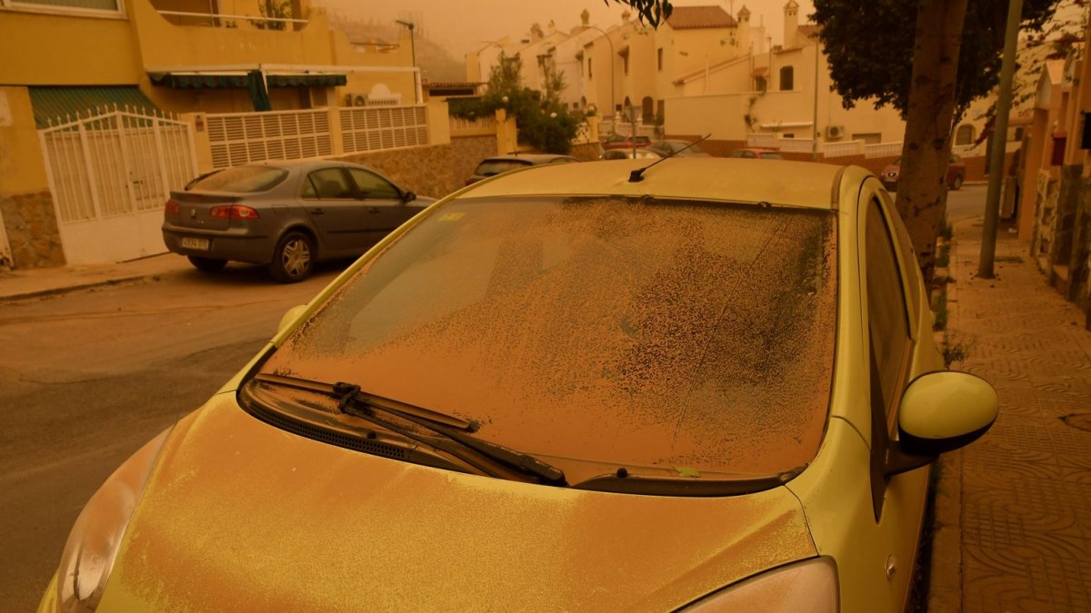 La calima junto a la borrasca ha provocado lluvias de barro.