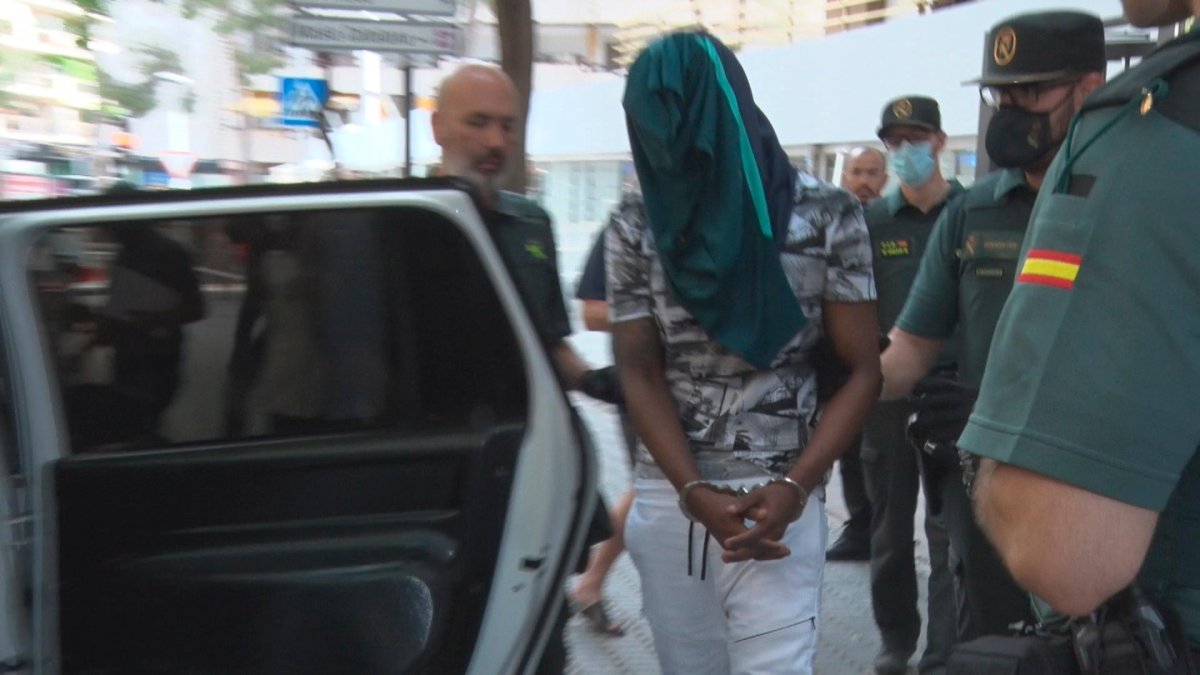 Uno de los detenidos en la calle Amposta de Salou.