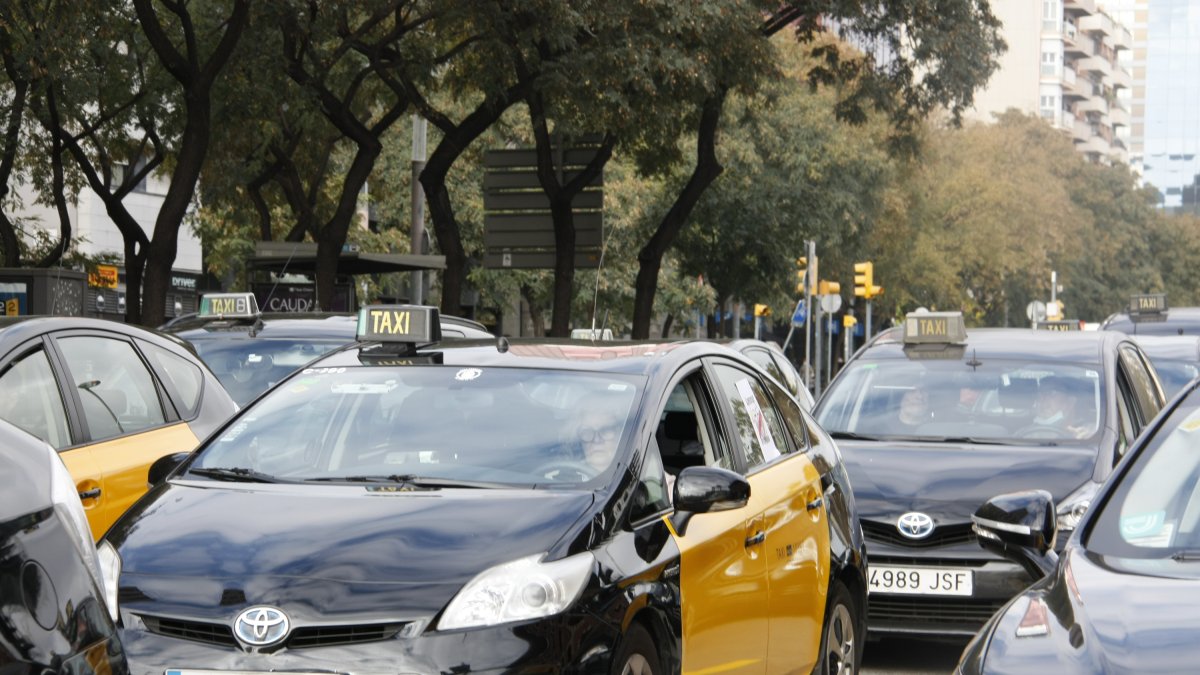 Los taxistas protestarán ante el acuerdo previsto entre Barça y Uber.​