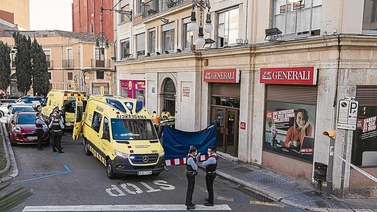 Imagen del martes cuando sanitarios del SEM evacuaban a una de las víctimas, minutos después del tiroteo en Securitas.