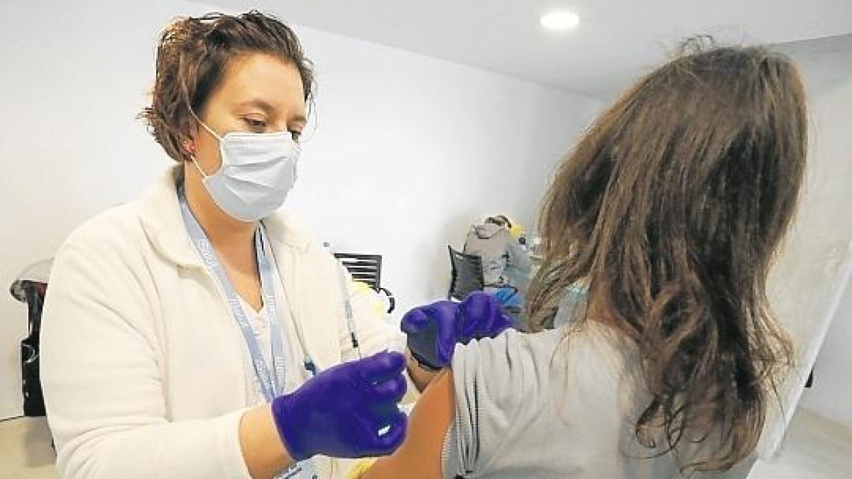 Imagen de archivo de una mujer recibiendo la vacuna en Tarragona.