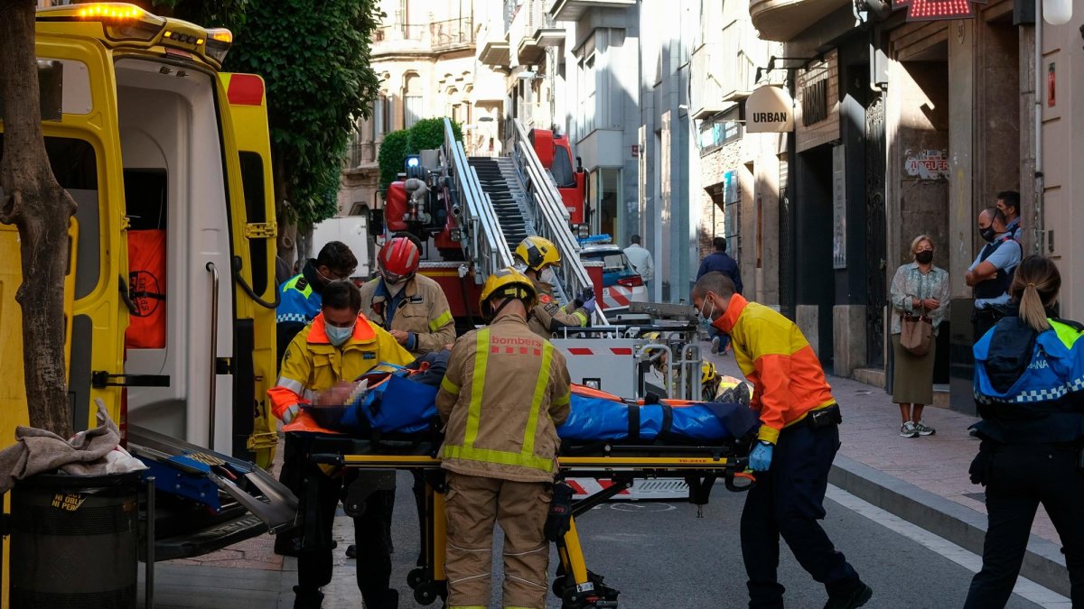 Un operario, herido al precipitarse desde un andamio, en el Raval Santa Anna, de Reus, en el pasado mes de octubre.