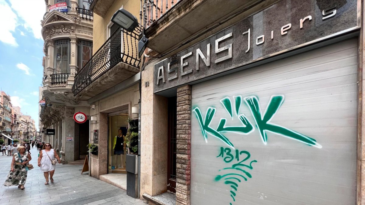 La de Asens Joiers es una de las entradas que quedó afectada por los grafitis durante la noche del 10 al 11 de julio.