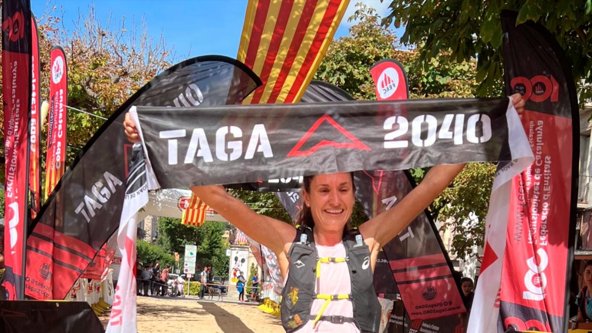 Núria Gil, entrando a meta como campeona.