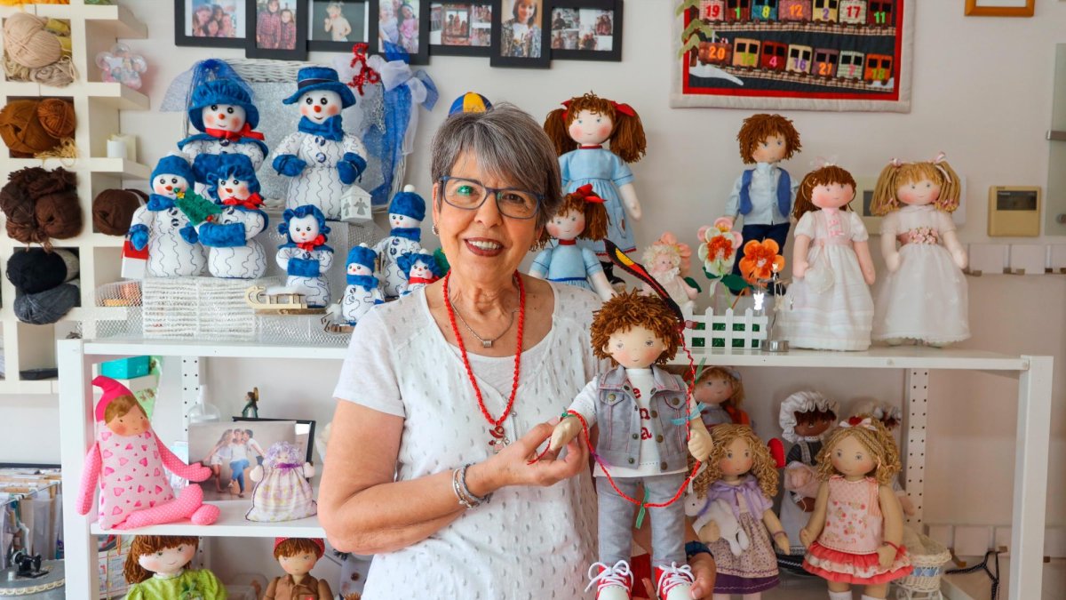 La reusenca Isabel Marsal, al seu taller, amb algunes de les nines que ha confeccionat i dissenyat en tots aquests anys de treball artesanal.