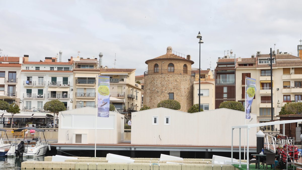 Las casetas de la Marina Cambrils tapan parte de la emblemática Torre del Port sobre todo desde este plano.