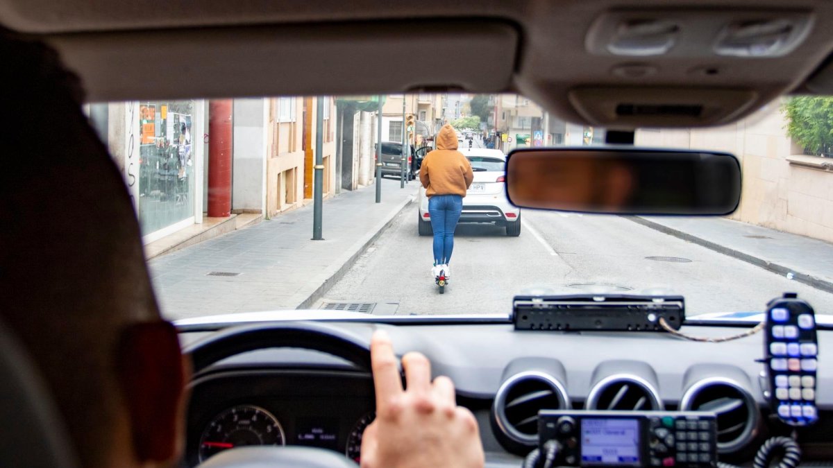 Una dotación de la Guàrdia Urbana tras un usuario de patinete eléctrico que no lleva casco.
