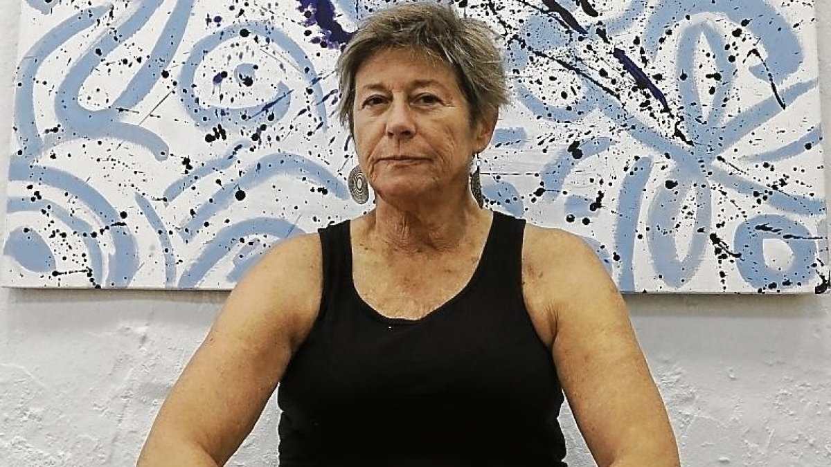 Imma Vallmitjana con una de sus obras en la antigua bodega.