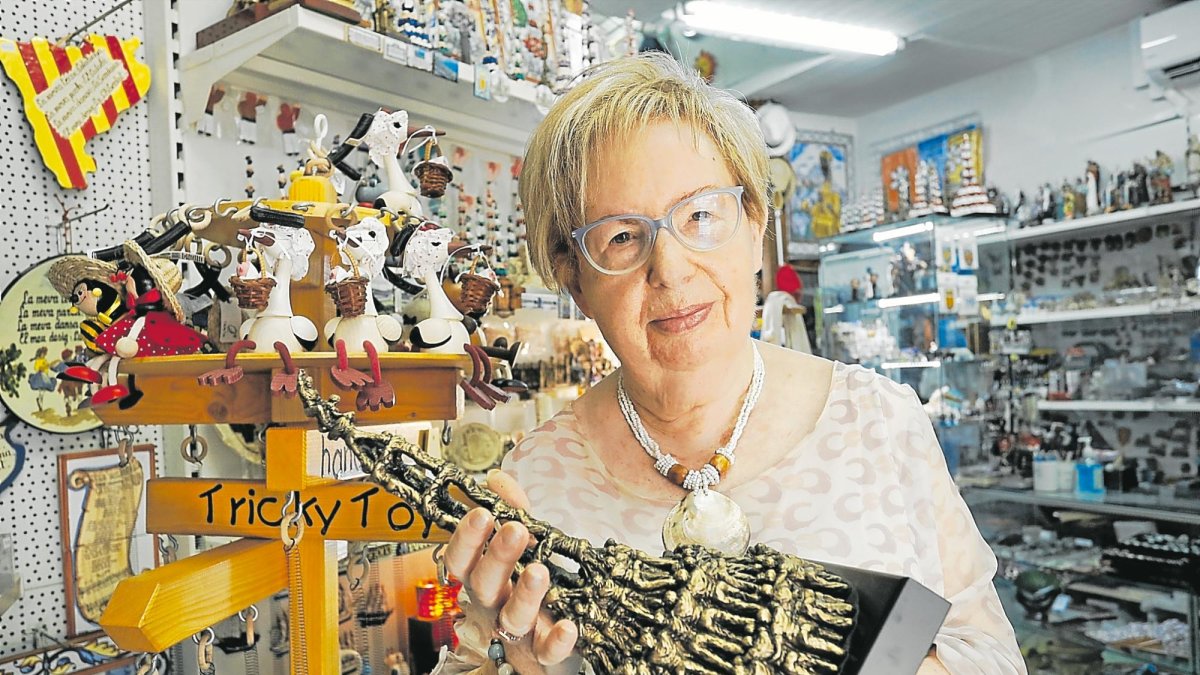Maria del Carme Brey, en su tienda de la Plaça de la Font. El establecimiento cumple 75 años.