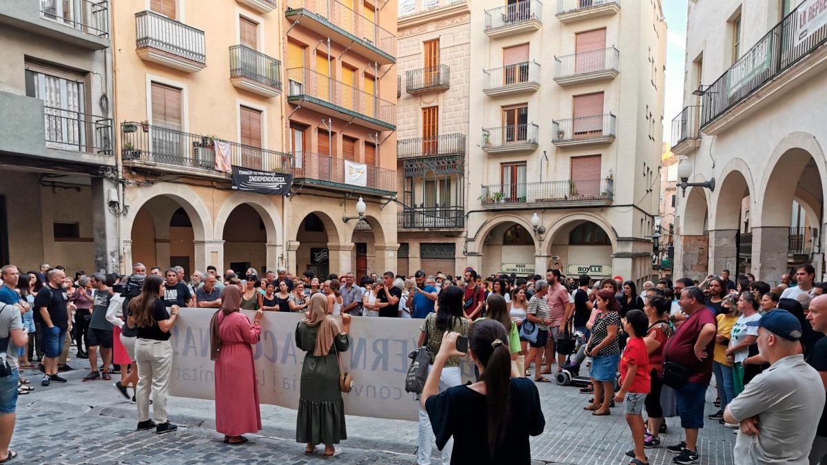 Els participants a la plaça del Blat durant la lectura del manifest.